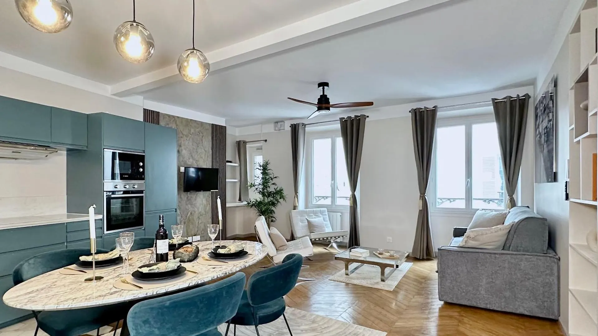1581 Typical Luxurious Parisian Getaway *