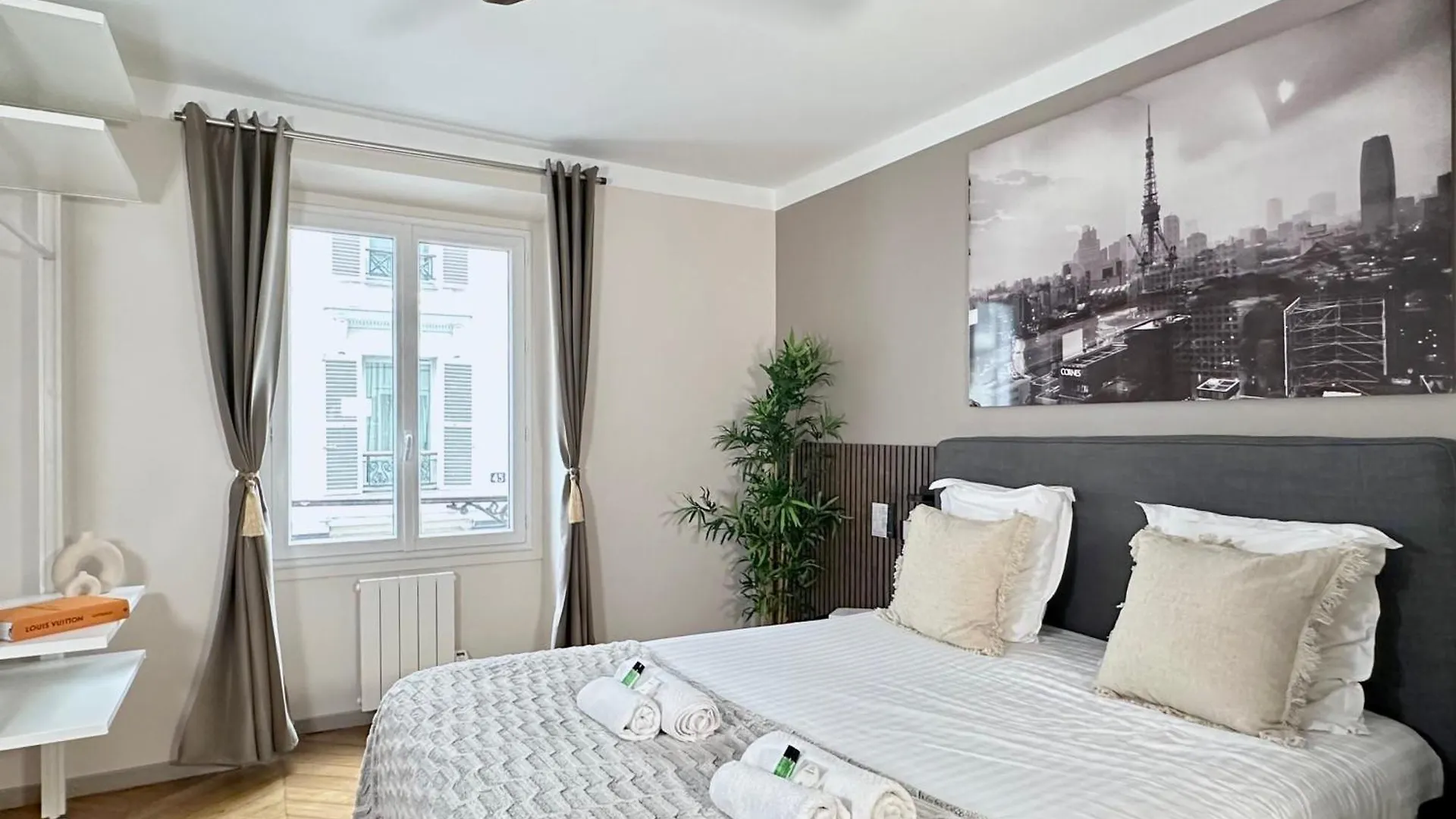 Apartment 1581 Typical Luxurious Parisian Getaway